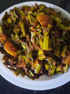 गवार बटाटा भाजी (Gavar Batata Bhaji Recipe In Marathi) रेसिपी चे मुख्य फोटो 