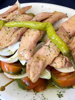 Una foto de Ensalada de ventresca con encurtidos