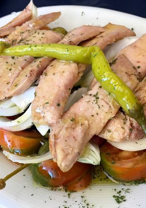 Una foto de Ensalada de ventresca con encurtidos