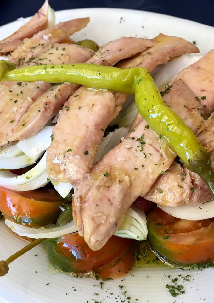 Una foto de Ensalada de ventresca con encurtidos