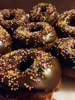 Una foto de Donas bañadas con chocolate