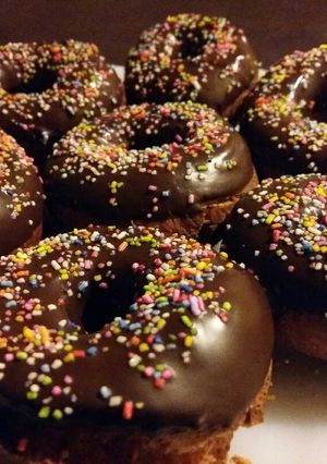 Una foto de Donas bañadas con chocolate