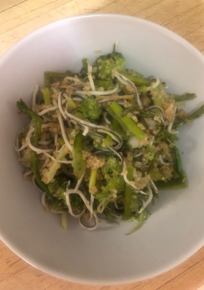 Una foto de Quinoa con verduras y gulas