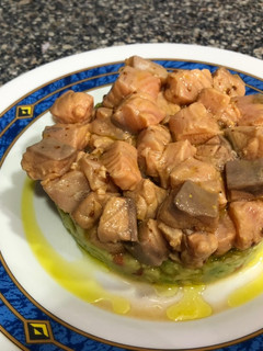 Una foto de Tartar de salmón con aguacate y manzana
