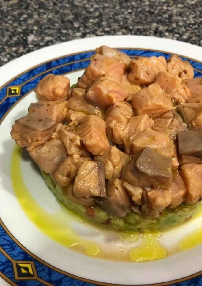 Una foto de Tartar de salmón con aguacate y manzana
