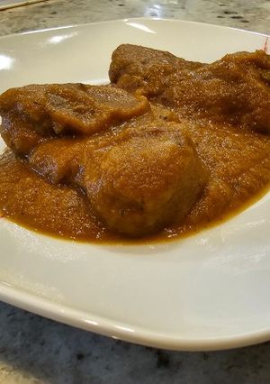 Una foto de Contramuslos de pollo en salsa de berenjena, calabaza y curry