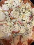 Pizza napolitana con tomates y ajo