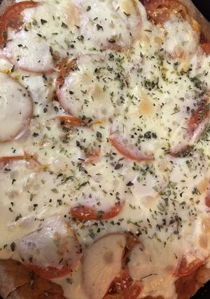 Una foto de Pizza napolitana con tomates y ajo