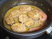 Una foto de pescado salsa ostras