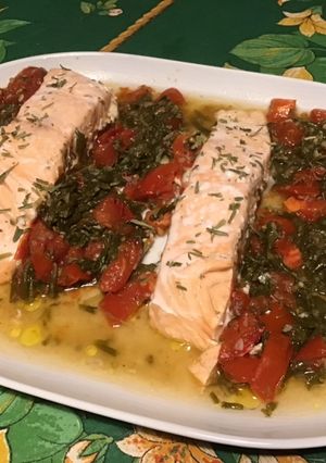Une photo de Pavés de saumon aux tomates, salicornes, échalotes et estragon