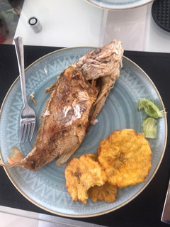 Una foto de Pargo rojo frito con patacones