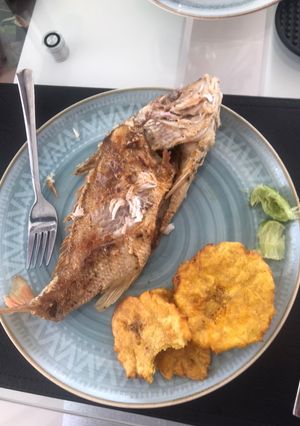Una foto de Pargo rojo frito con patacones