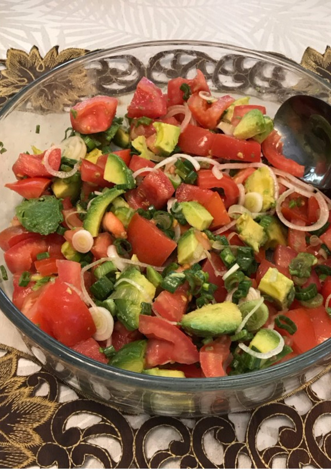 Una foto de Ensalada de tomates con cebollín y palta