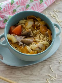 Una foto de Fideos chinos veganos