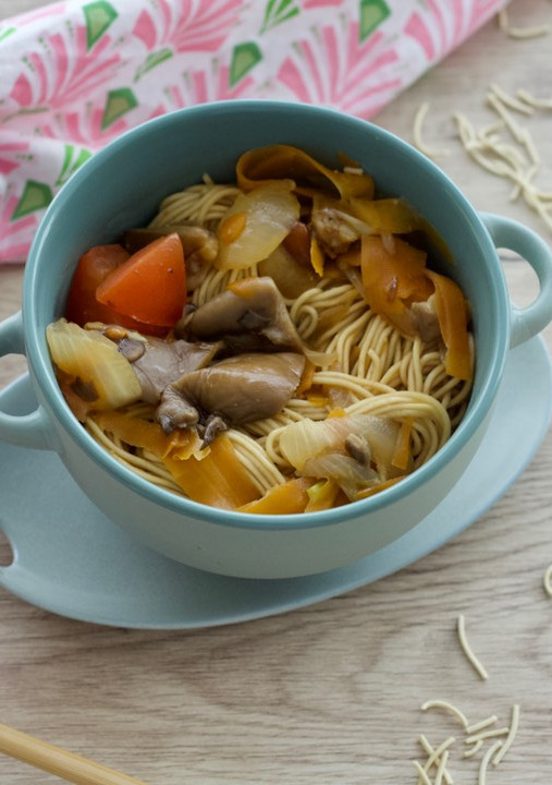 Una foto de Fideos chinos veganos