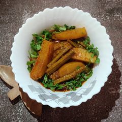 A picture of Drumstick aloo curry.