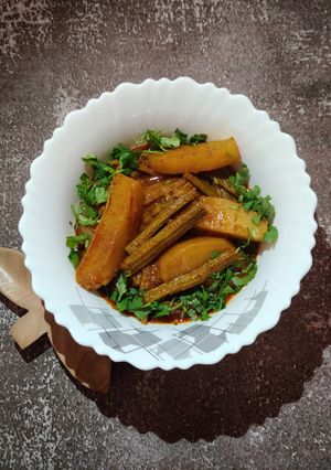 A picture of Drumstick aloo curry.