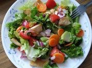 Una foto de pollo con zanahorias y chayote