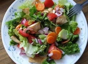 Una foto de Ensalada de Pollo y Verduras 🥰🙌🤓🥗🥗