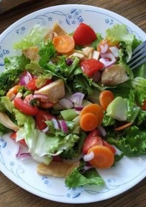 Una foto de Ensalada de Pollo y Verduras 🥰🙌🤓🥗🥗