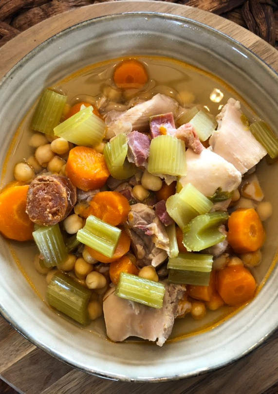 Una foto de Guiso de garbanzos con pollo y verduras en olla FussionCook