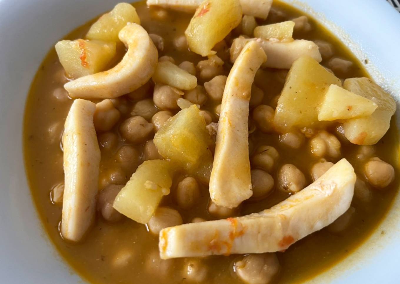 Garbanzos con chocos y patatas