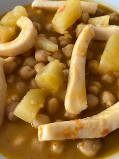 Una foto de Garbanzos con chocos y patatas