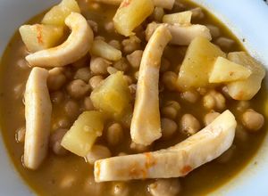 Una foto de Garbanzos con chocos y patatas