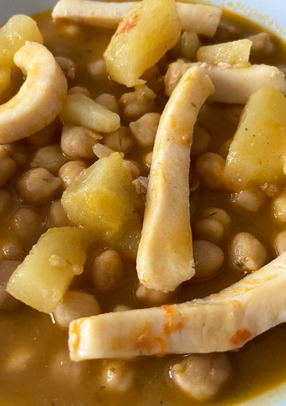 Una foto de Garbanzos con chocos y patatas