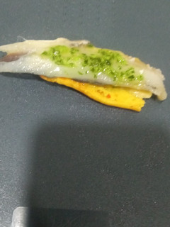 Una foto de Boquerones en vinagre con salsa de ajo perejil y aceite de oliva
