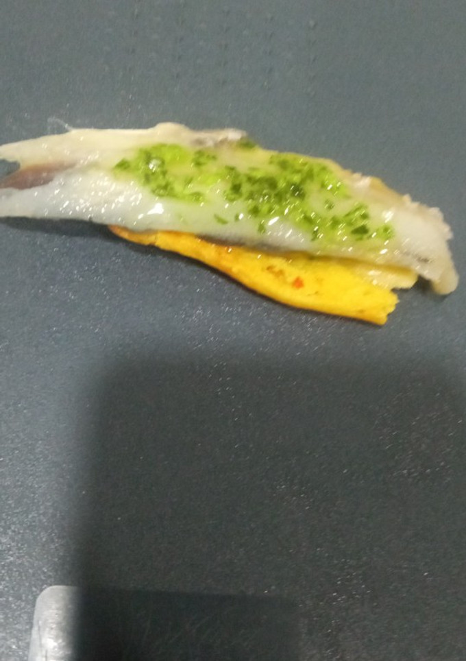 Una foto de Boquerones en vinagre con salsa de ajo perejil y aceite de oliva