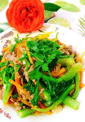 Hình của món Thịt bò xào bông cải xanh và cà rốt.