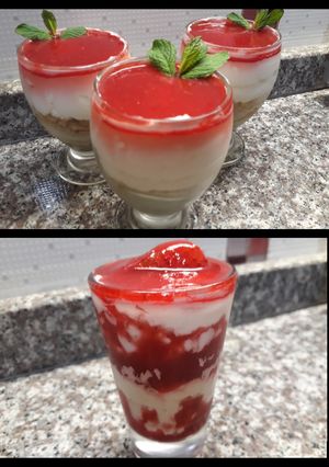 Una foto de Trifle de frutilla en copas