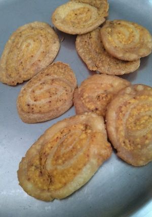 नमकीन जलेबी मठरी (Namkeen jalebi mathri recipe in Hindi) रेसिपी मुख्य फोटो