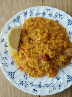 Una foto de Paella con costilla