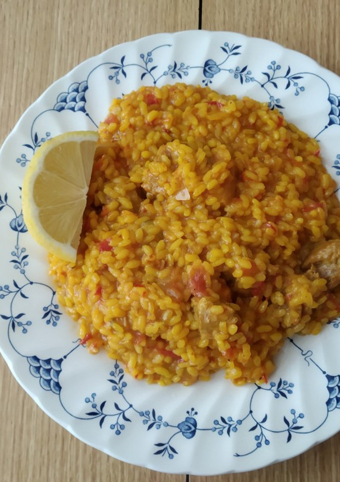 Una foto de Paella con costilla