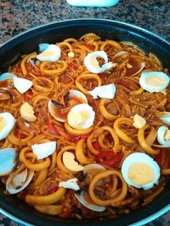 Una foto de Guiso de calamares con fideos