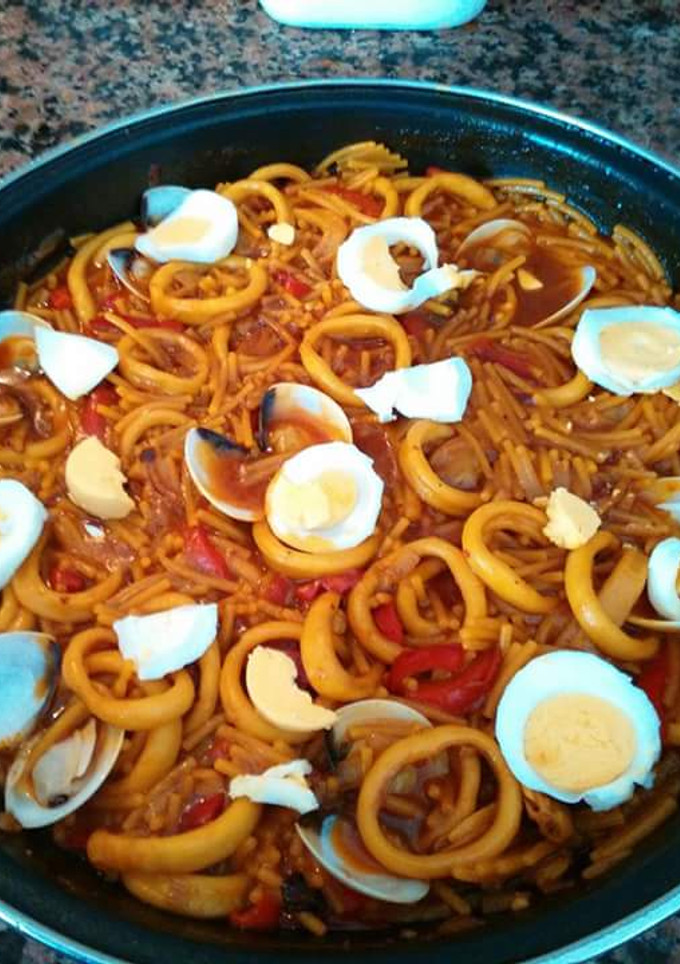 Una foto de Guiso de calamares con fideos