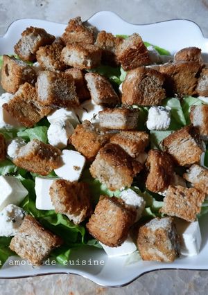 Une photo de Salade de laitue, fromages et croûtons 🥗