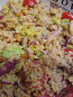 Una foto de Ensalada fresca y nutritiva de quinoa y atún