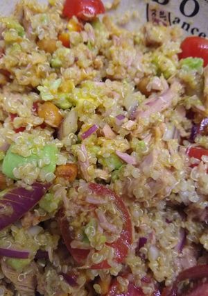 Una foto de Ensalada fresca y nutritiva de quinoa y atún