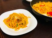 Una foto de fideo con salsa verde
