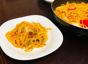 Una foto de Fideos fritos con salsa al wok Japonés Yakisoba íaquisoba🇺🇾🇯🇵焼きそば（ソース焼きそば）