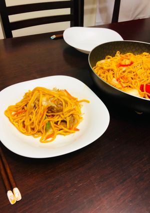 Una foto de Fideos fritos con salsa al wok Japonés Yakisoba íaquisoba🇺🇾🇯🇵焼きそば（ソース焼きそば）