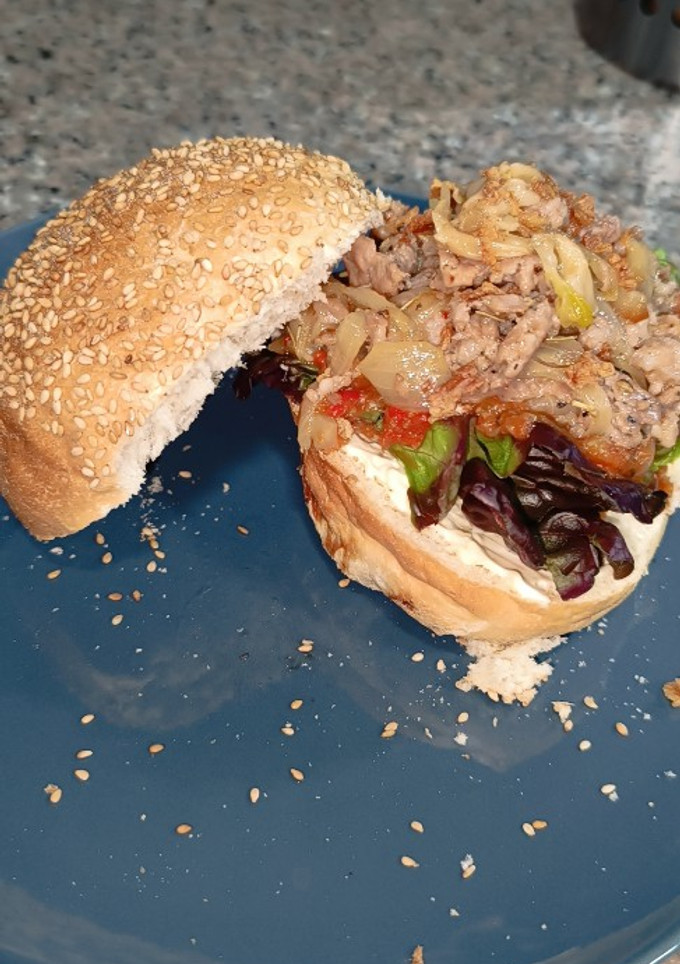 Una foto de Bocadillo de butifarra esparracada con pisto