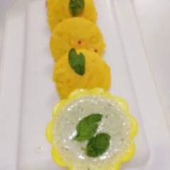 A picture of Carrot Rava Idli with coconut chutney.