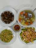 Cơm nhà với thịt rim mặn ngọt, su su xào trứng, canh khoai tây cà rốt viên băm, salad bơ tôm snack