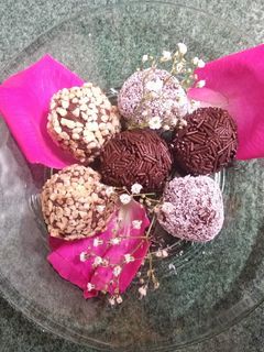 Una foto de Trufas rellenas de pan de dátiles con licor de almendra Amaretto