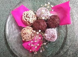 Foto principal de Trufas rellenas de pan de dátiles con licor de almendra Amaretto