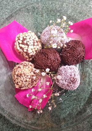 Una foto de Trufas rellenas de pan de dátiles con licor de almendra Amaretto